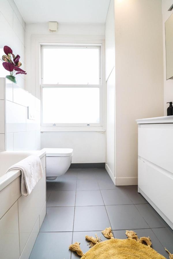 Modern & Spacious 1 Bedroom Clapham Junction Flat ลอนดอน ภายนอก รูปภาพ